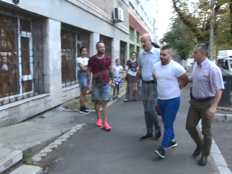 VIDEO Interlopii care au vandalizat o pizzerie și l-au rănit pe patron sunt cercetați în libertate