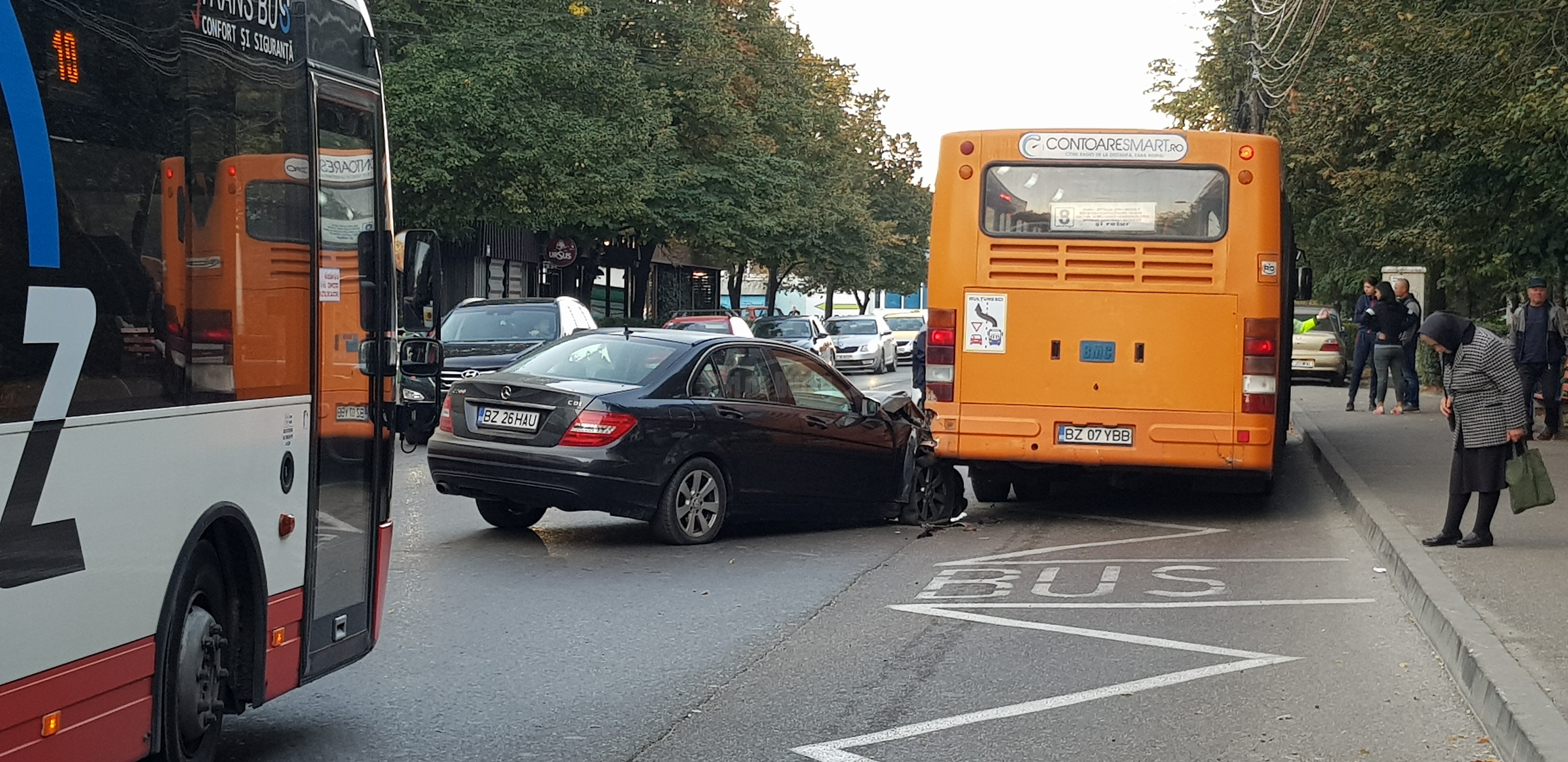 VIDEO O șoferiță grăbită către școală și-a băgat copilul în spital. A lovit violent un autobuz