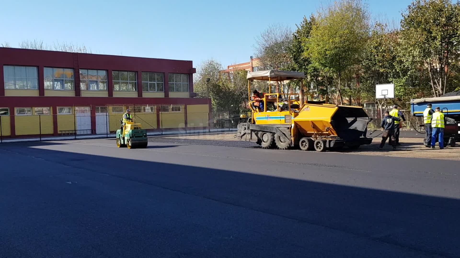 VIDEO Se asfaltează de zor în incinta celei mai titrate școli din Buzău