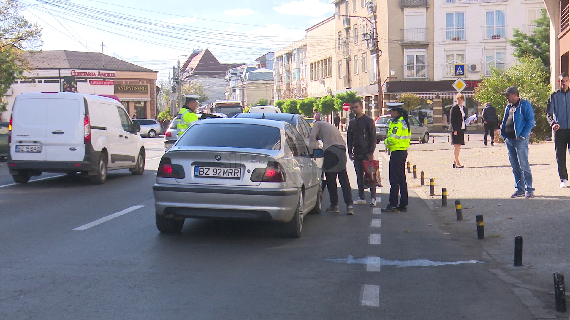 VIDEO O șoferiță implicată într-un carambol, în centrul Buzăului, a avut nevoie de îngrijiri medicale