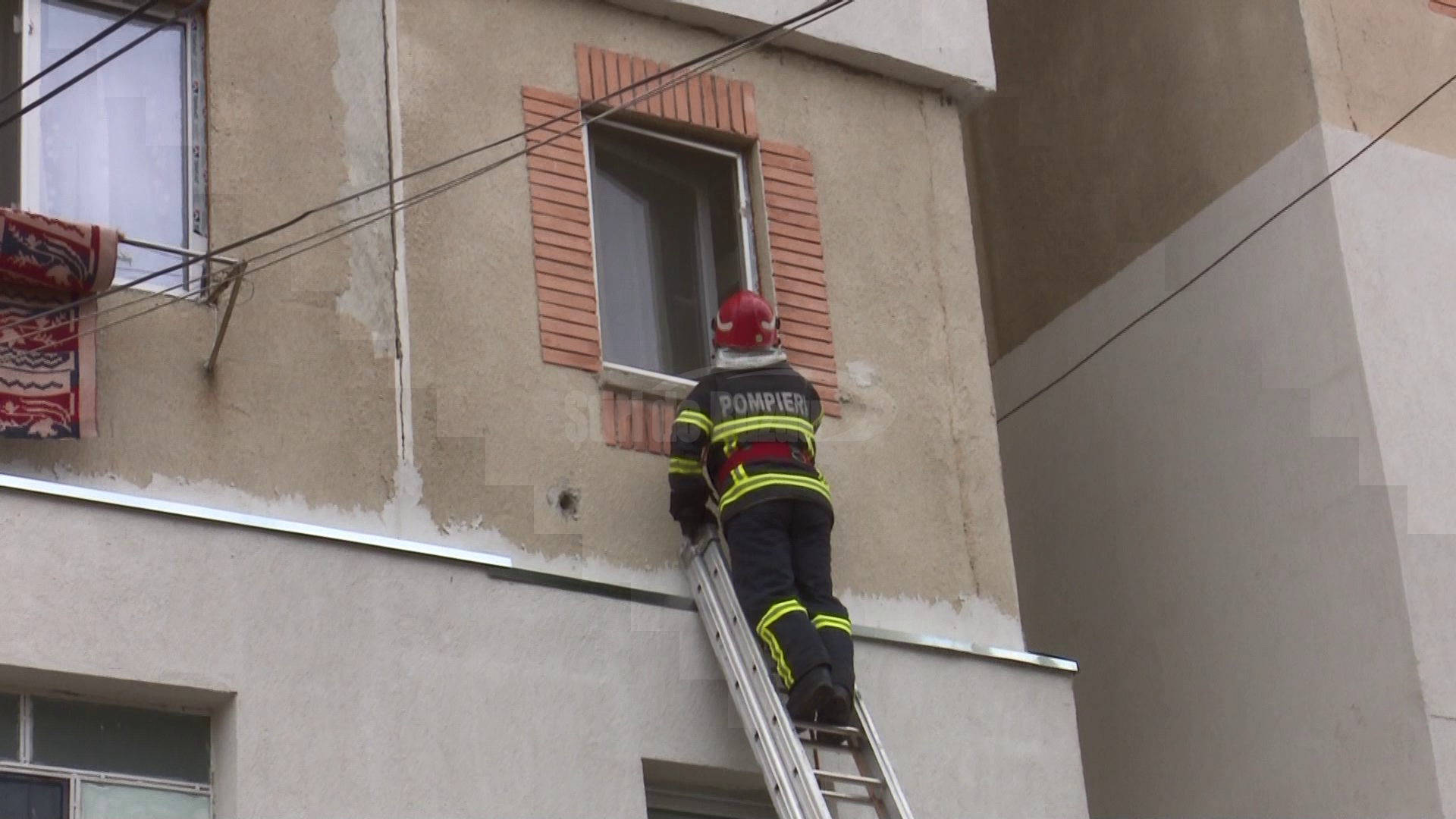 VIDEO Motivul pentru care o femeie din Râmnicu Sărat s-a trezit cu un pompier în casă