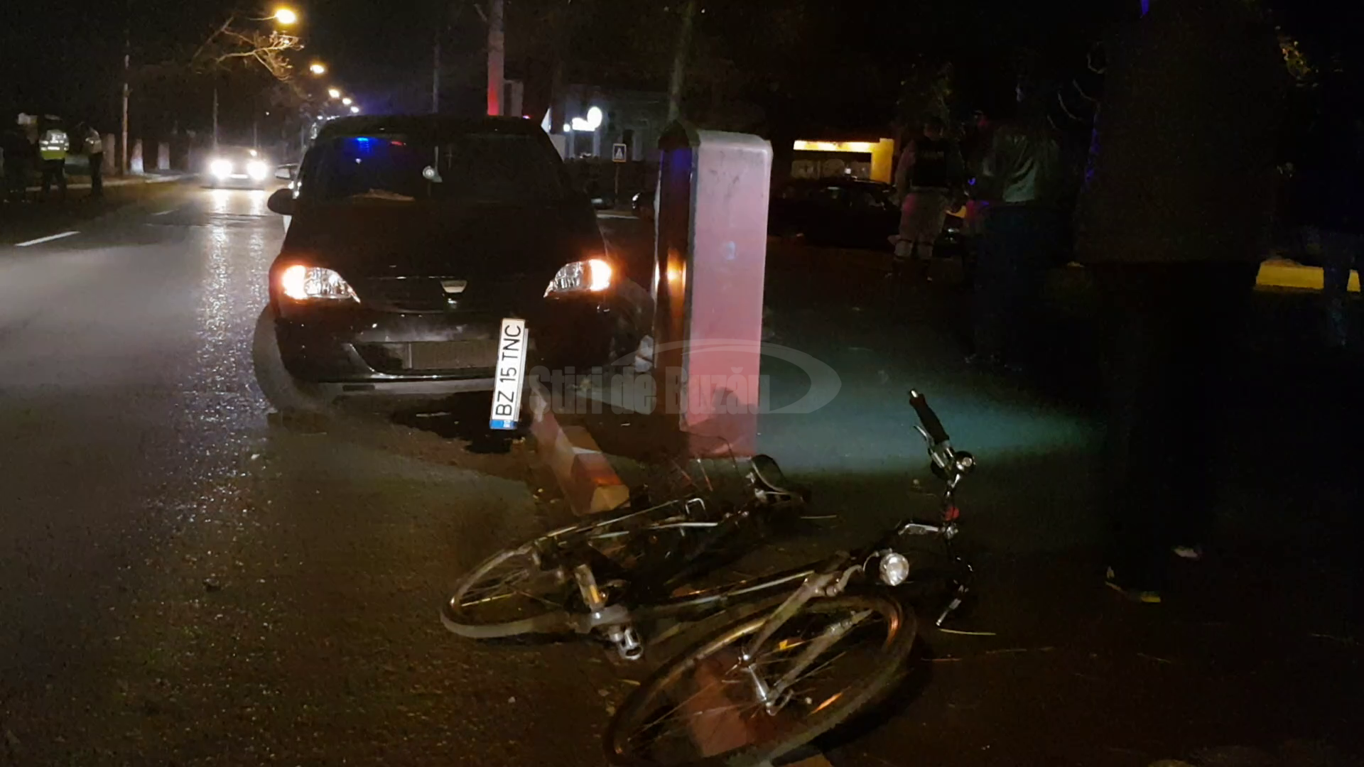 VIDEO Biciclist de 60 de ani, victimă colaterală după coliziunea dintre două autoturisme