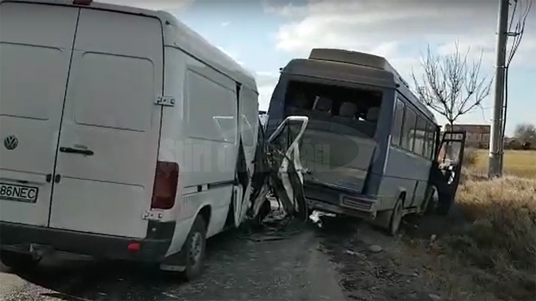 Trei persoane au fost rănite, după coliziunea între o dubă și un microbuz