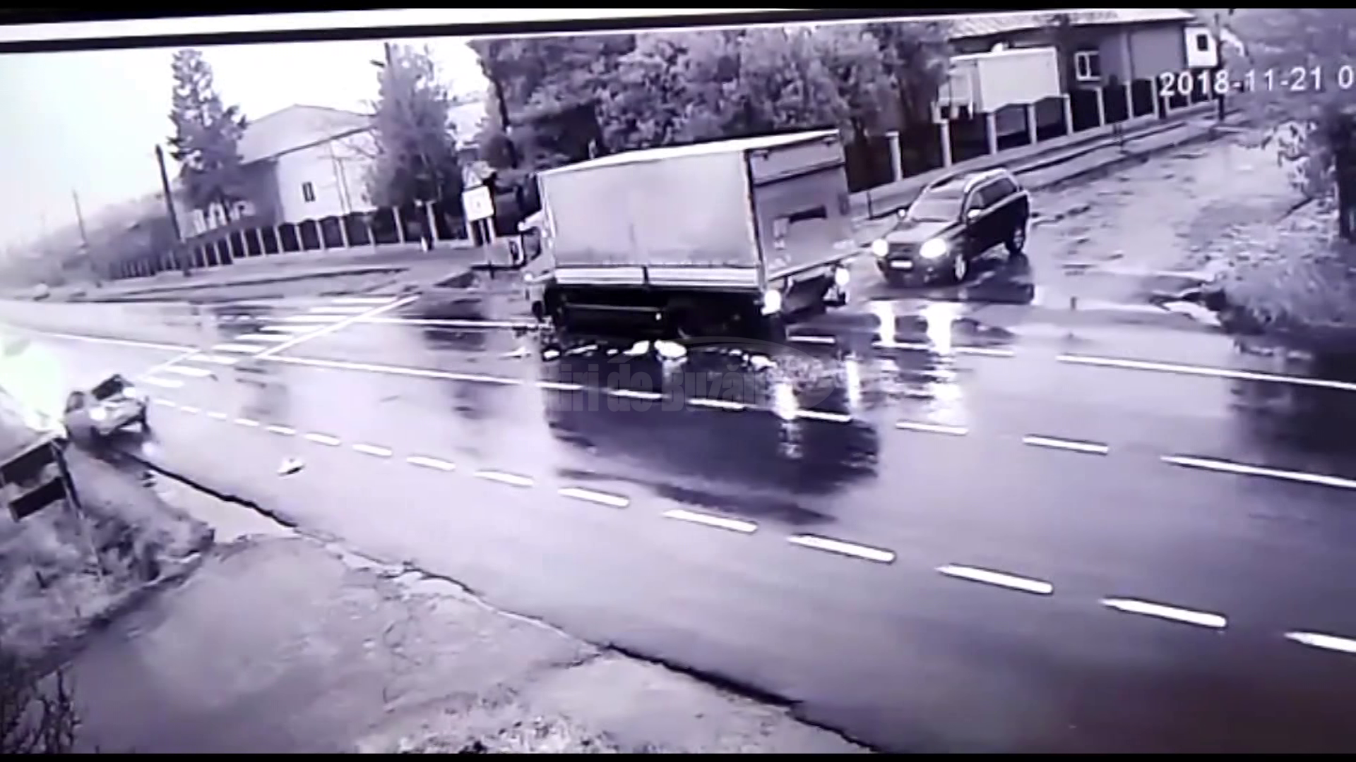 VIDEO Accident la Costești, cu trei mașini, surprins de o cameră de supraveghere