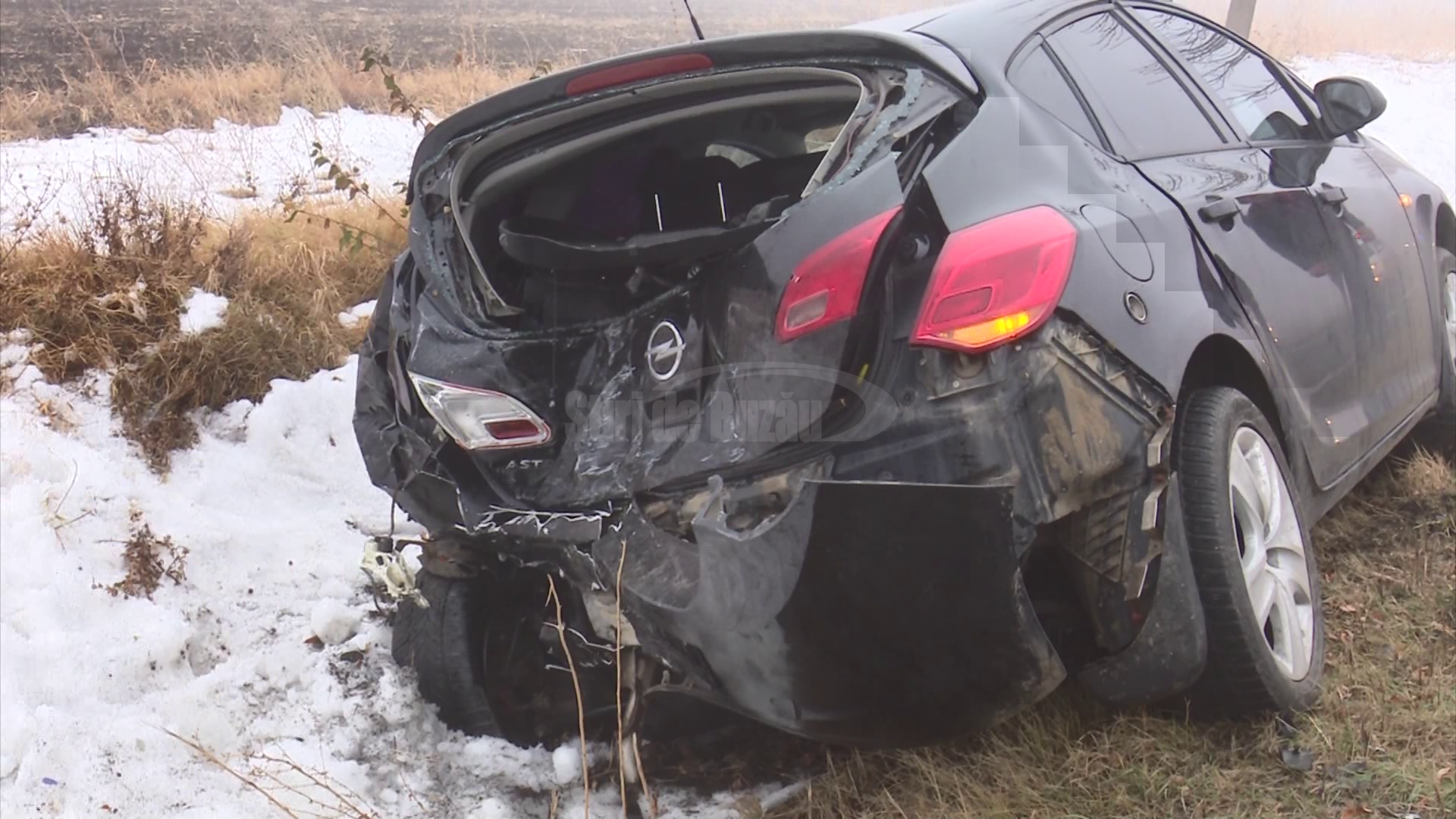 VIDEO Tată și fiică, accidentați de autoturismul din care tocmai coborâseră