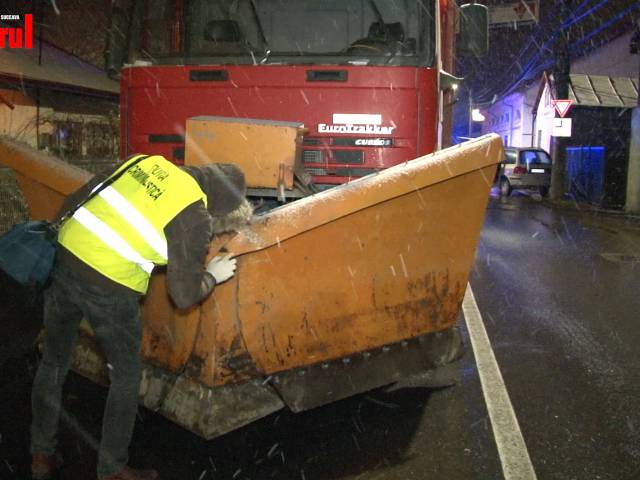 Accident grav, pe E85. O autoutilitară a intrat într-un utilaj de deszăpezire