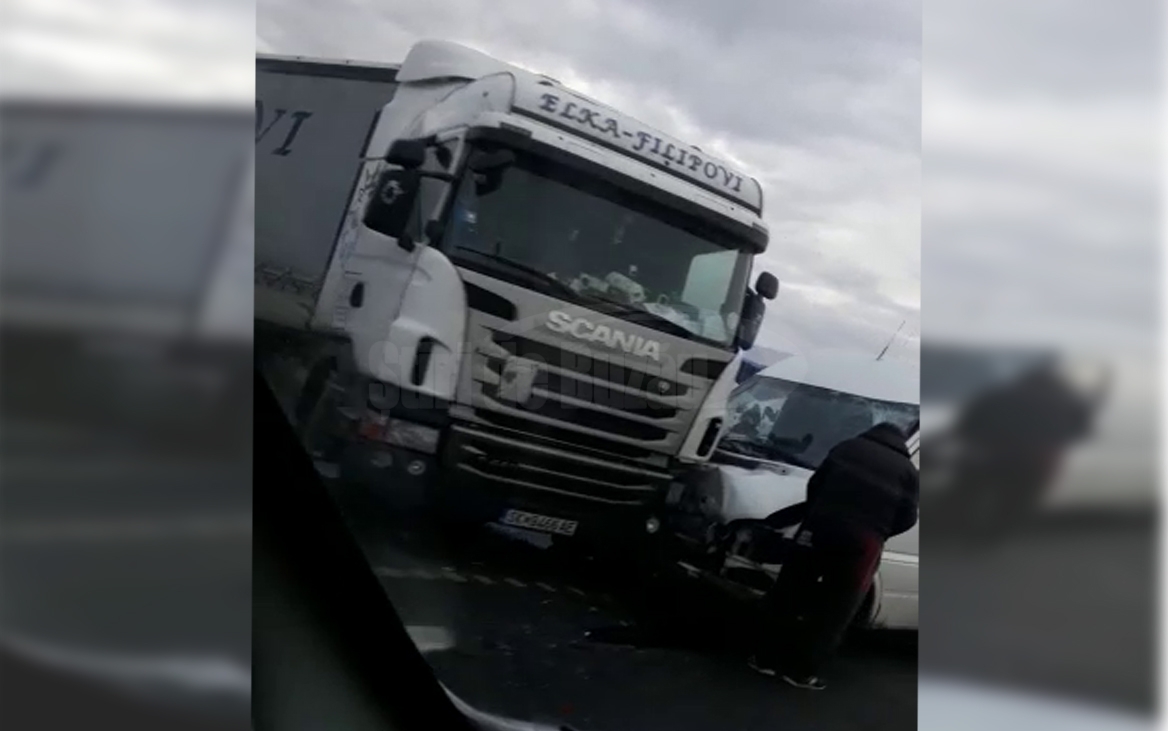 VIDEO Coliziune între un TIR și o dubă de marfă, soldată cu rănirea unui bărbat