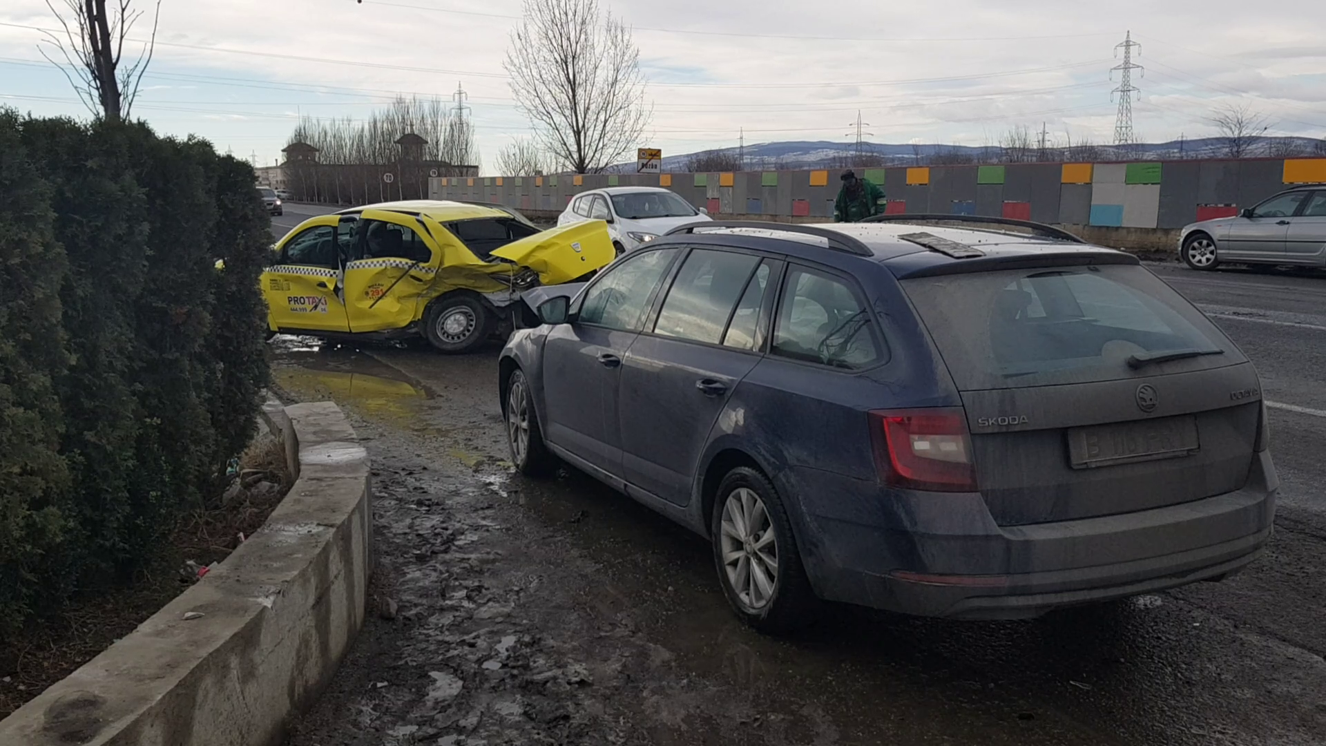 VIDEO Accident cu trei răniți, din cauza unui taximetrist care a încercat o manevră de întoarcere pe centura Buzăului