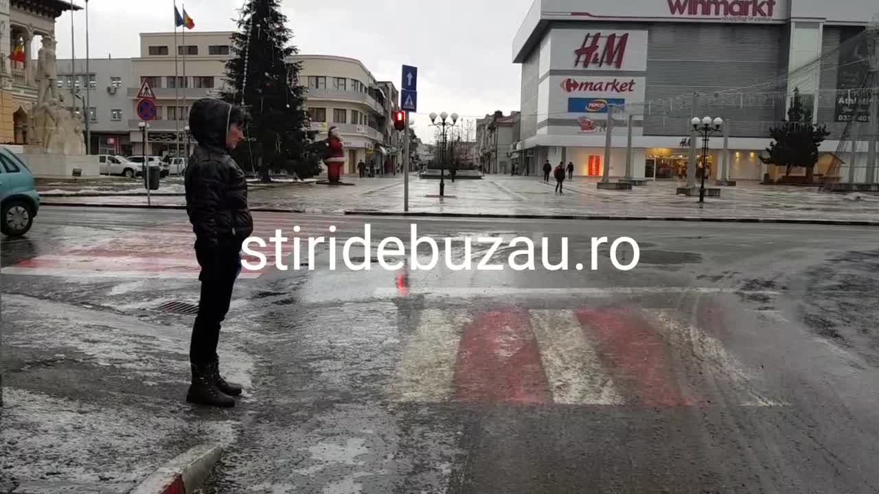 VIDEO Ploaia înghețată a transformat străzile în patinoare