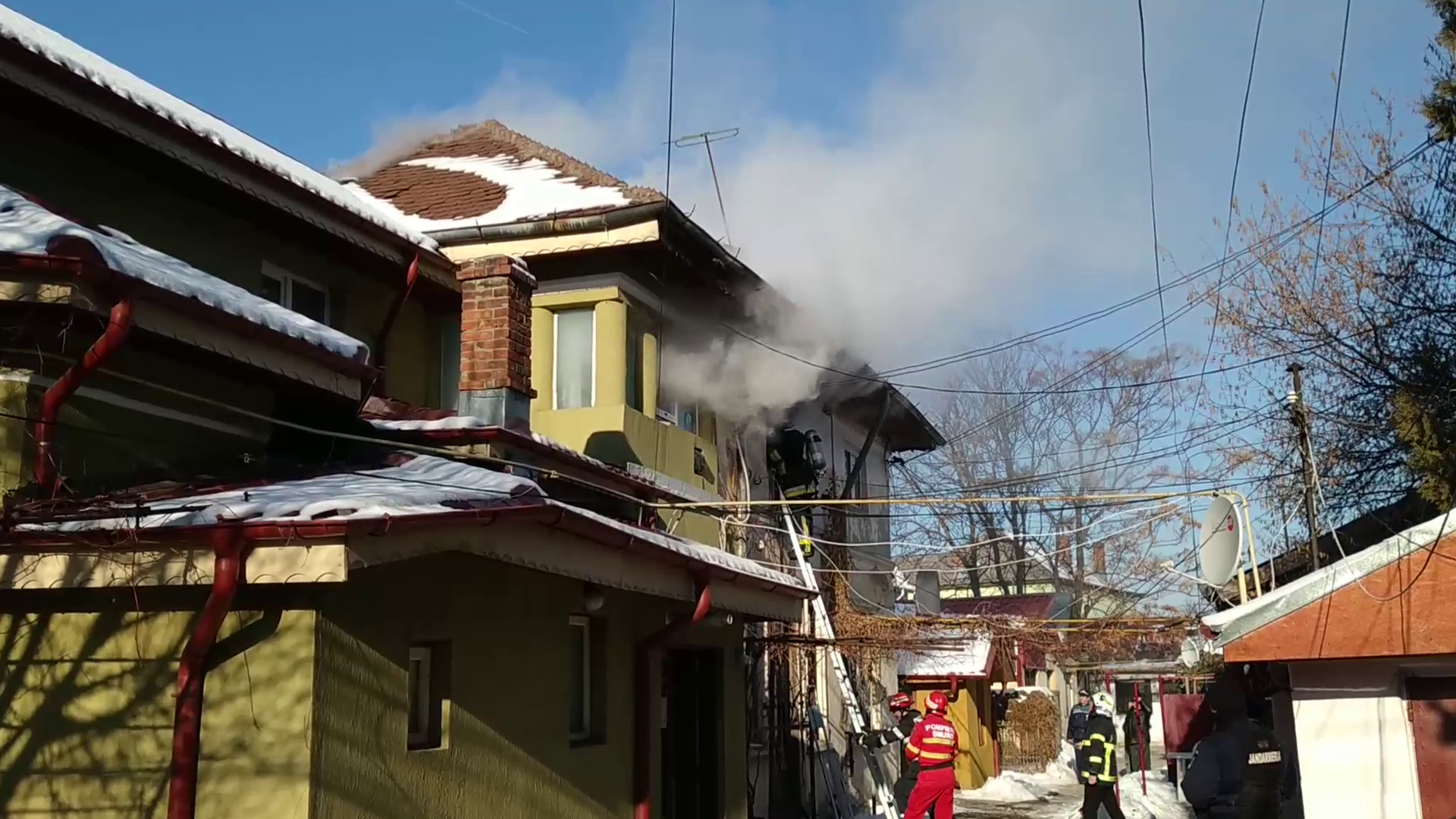 VIDEO Incendiu lângă unitatea de pompieri, soldat cu moartea unei femei