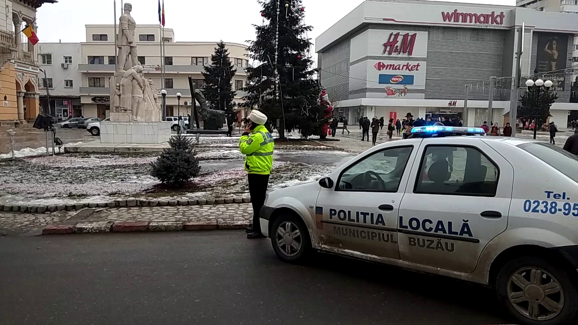 VIDEO Misiune specială a pompierilor, la sediul Primăriei Buzău. Au eliminat țurțurii de pe Palatul Comunal