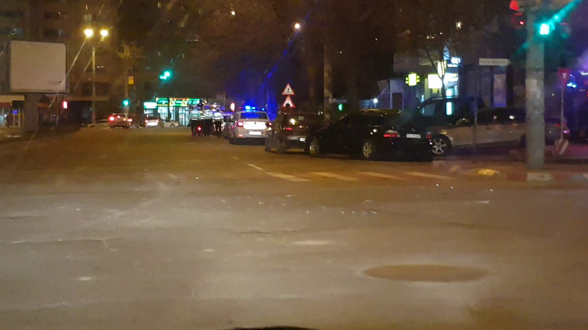 VIDEO Autospecială a poliției, lovită într-o intersecție din centrul Buzăului