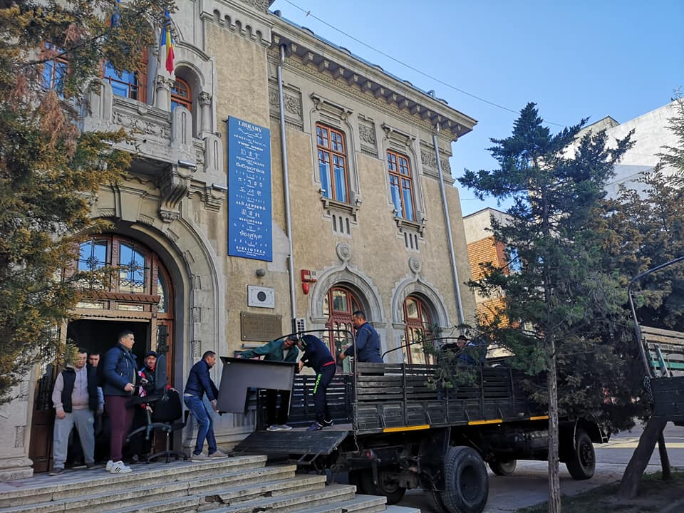 VIDEO Camioane ale armatei transportă tone de cărți ale Bibliotecii Județene la noul sediu din Galleria Mall