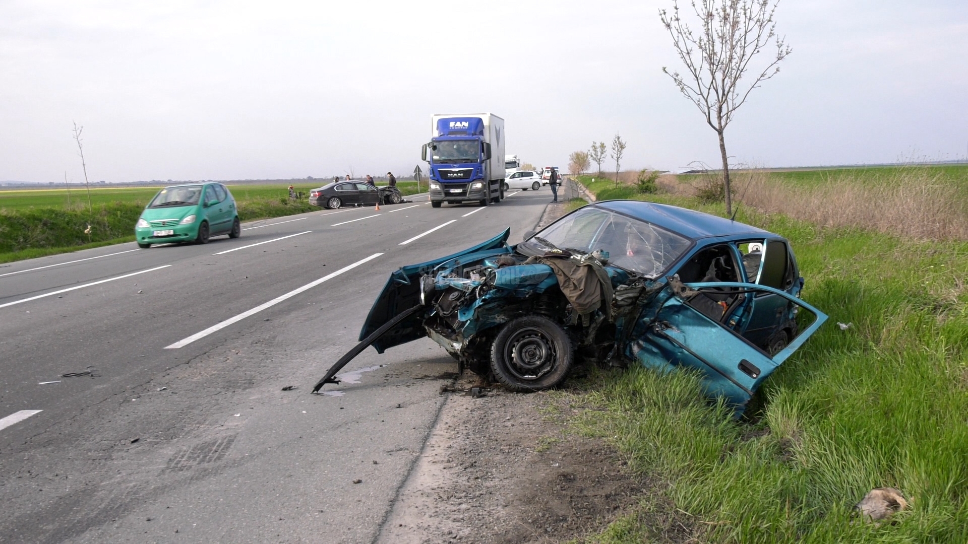 VIDEO Accident cumplit cu trei răniți, la ieșire din Râmnicu Sărat