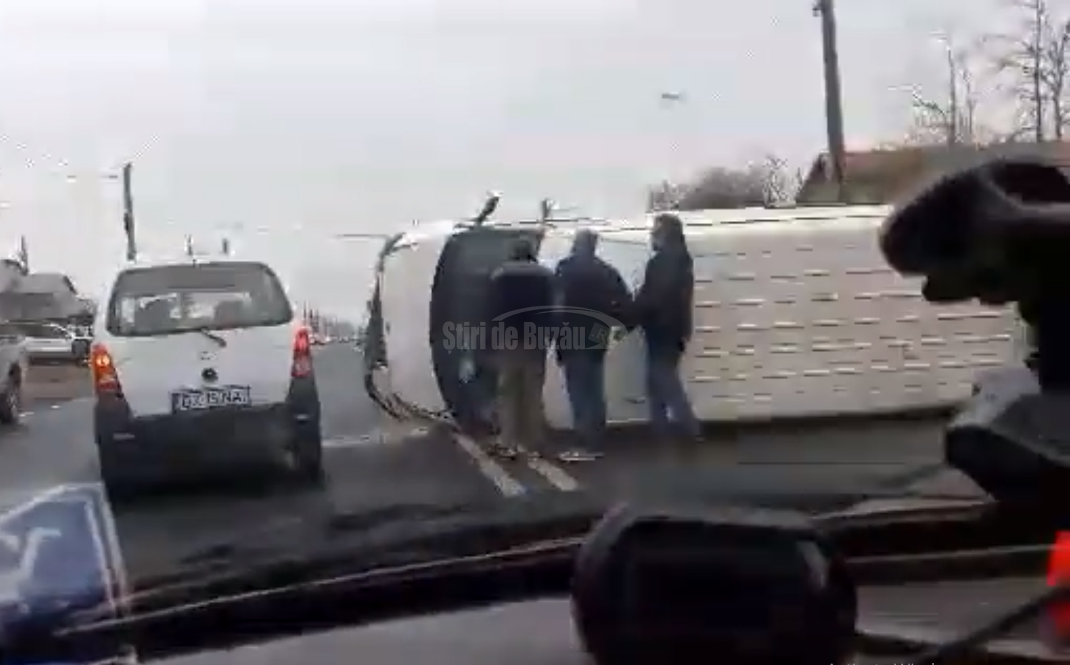 Microbuz răsturnat pe E85, în apropiere de Mărăcineni