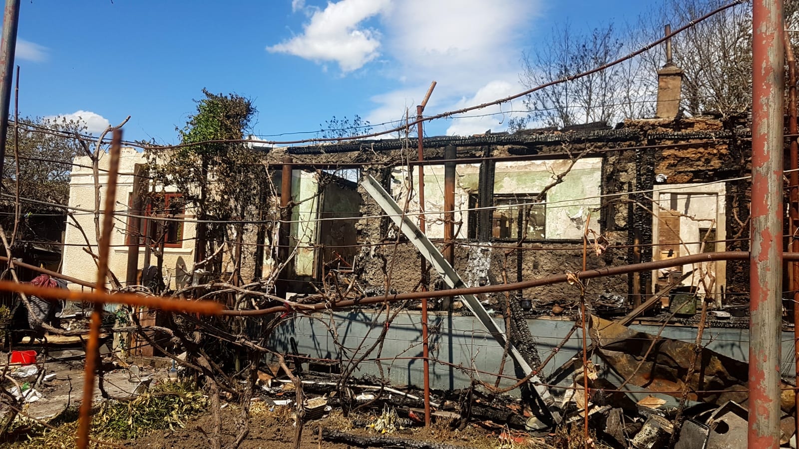 FOTO O familie din Pârscov trăiește sub cerul liber după ce un incendiu le-a distrus casa în ajun de Paște