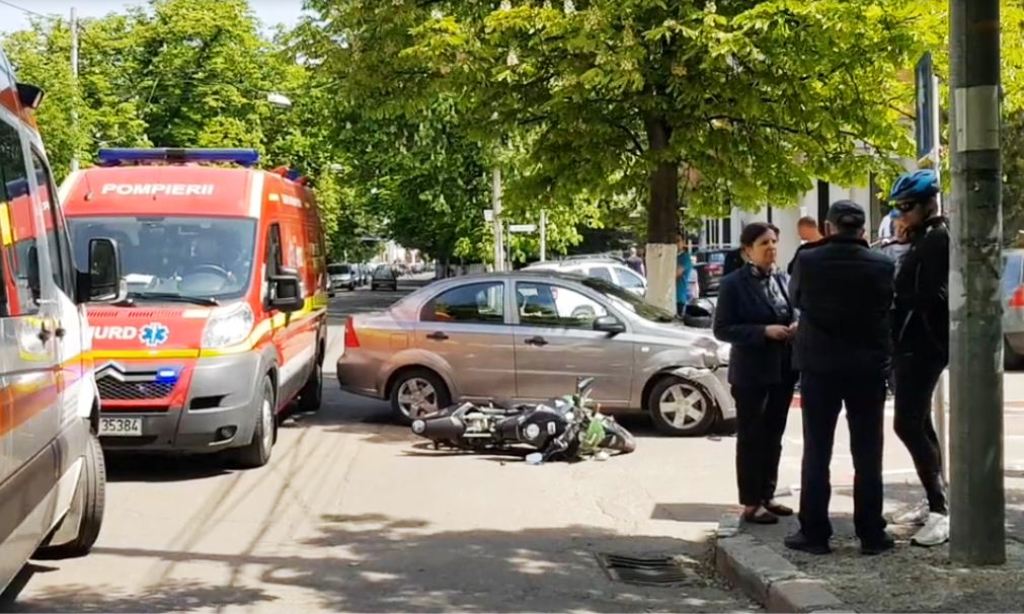 Motociclist spulberat de un șofer neatent, pe Bulevardul Nicolae Bălcescu