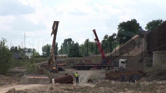 Viiturile puternice de pe râul Buzău întârzie finalizarea noului pod de la Vadu Pașii