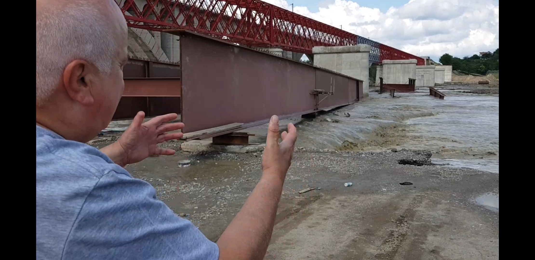 VIDEO O viitură apocaliptică a devastat șantierul noului pod de la Vadu Pașii