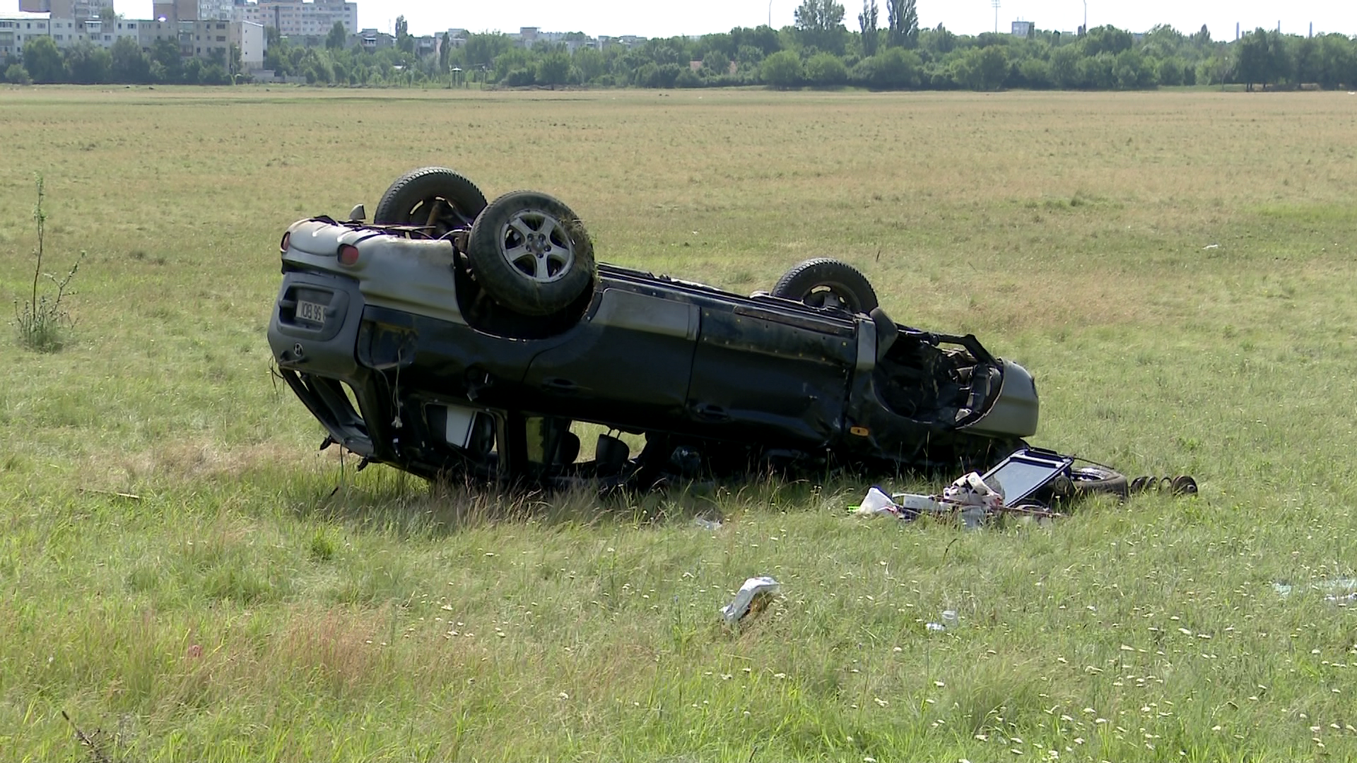 VIDEO Autoturism răsturnat pe șoseaua de centură a Buzăului. O persoană a murit