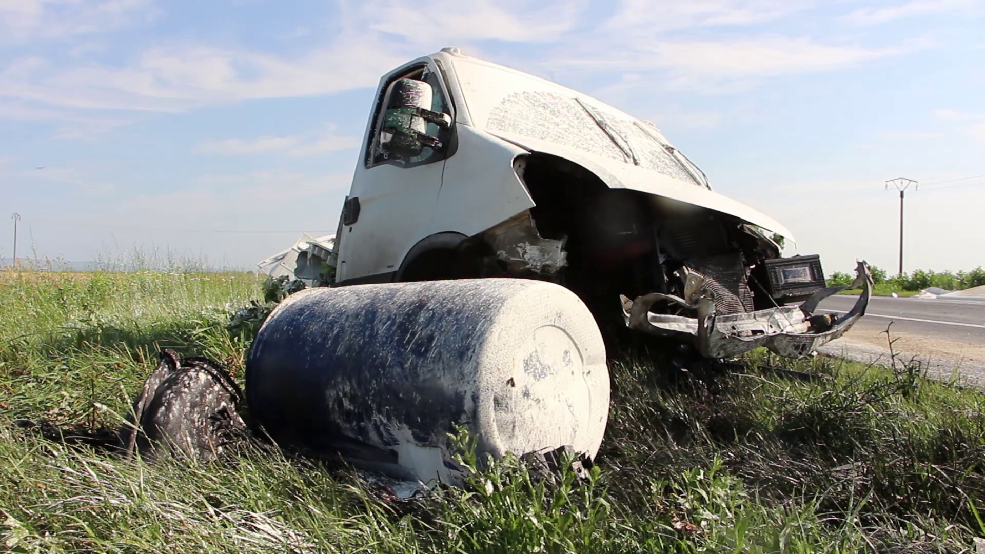 VIDEO Accident la Mihăilești, din cauza unui șofer bulgar. Vopseaua dintr-o autoutilitară s-a împrăștiat pe șosea