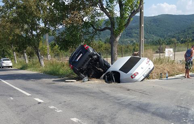 Doi șoferi au ajuns cu mașinile în șanț, din cauza unei bătrâne
