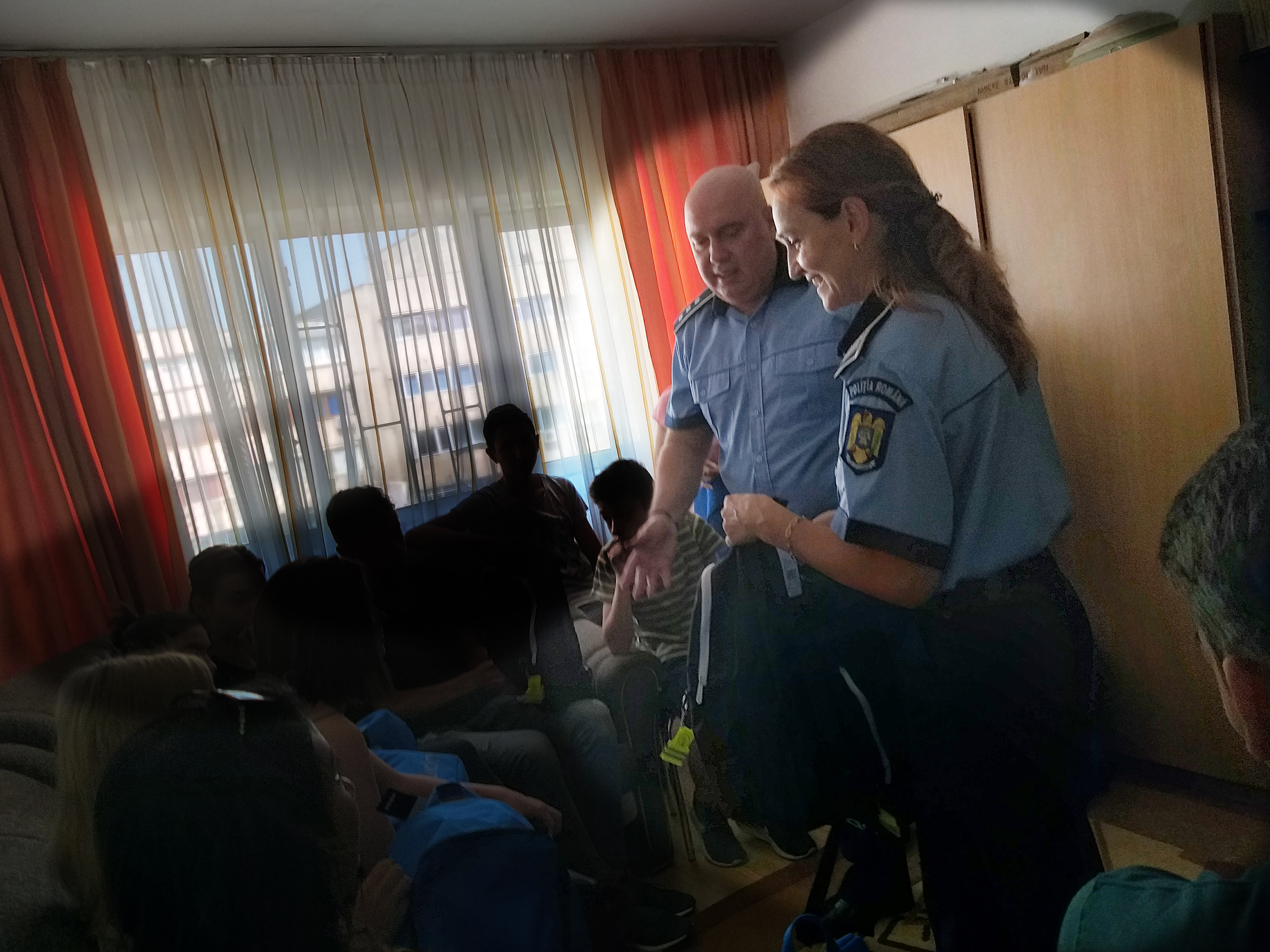 Polițiștii, jandarmii și pompierii vor discuta cu părinții și elevii despre violența în școli, în parcuri și biserici