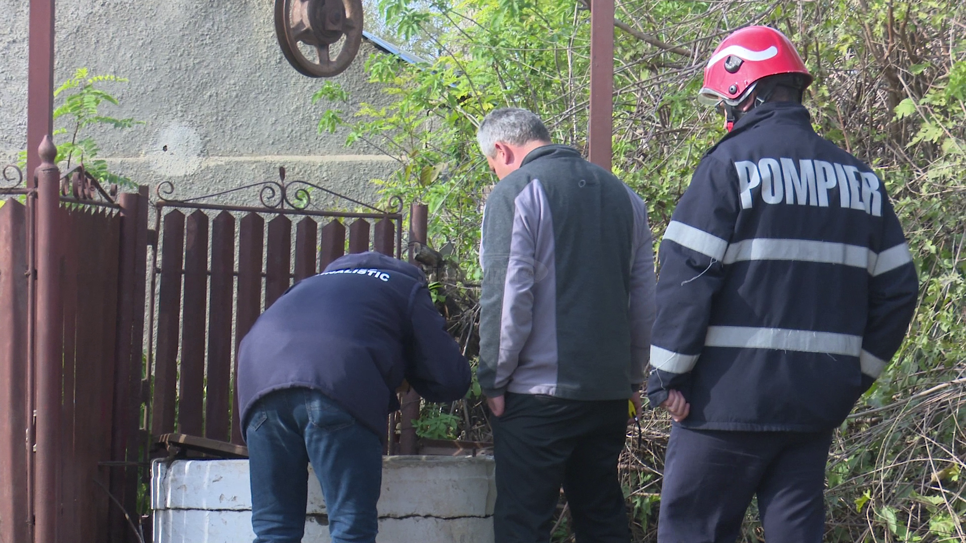 VIDEO Acțiune a pompierilor pentru salvarea unei femei care a căzut într-o fântână