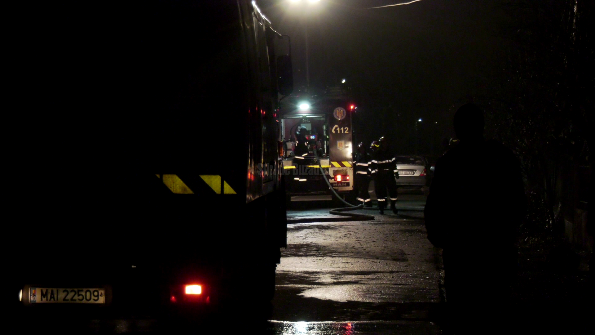 VIDEO Atelier de tinichigerie distrus de un incendiu. Patru autoturisme au ars complet