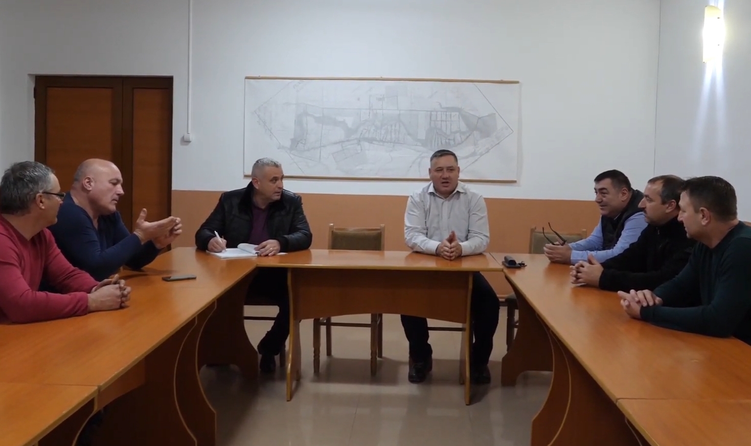 VIDEO Administrația din Vadu Pașii, paralizată de „greva” consilierilor din opoziție. Consiliul Local ar putea fi dizolvat