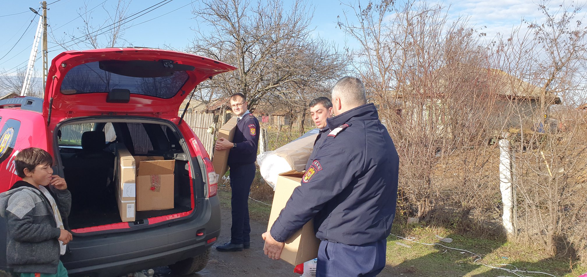 VIDEO De Crăciun, o familie rămasă fără casă după un incendiu a fost ajutată de pompierii care au fost la intervenție