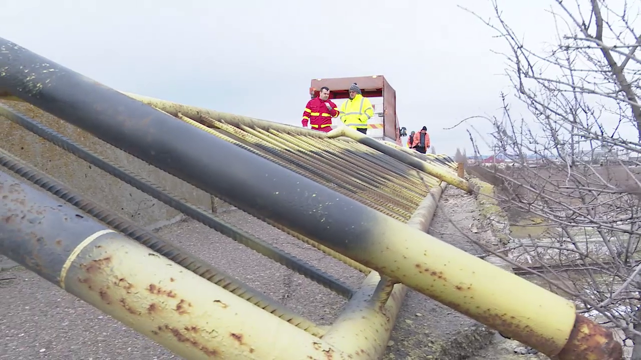 VIDEO Podul rutier de la ieșire din Buzău, spre Gălbinași, a fost deteriorat de rafalele puternice de vânt