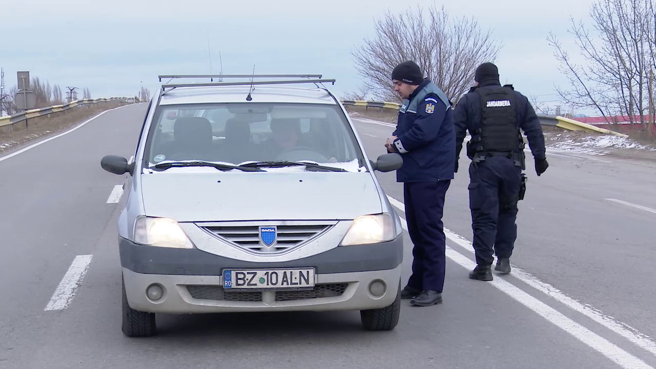 VIDEO Misiuni pentru salvarea a zeci de persoane blocate cu mașinile pe drumurile din județul Buzău