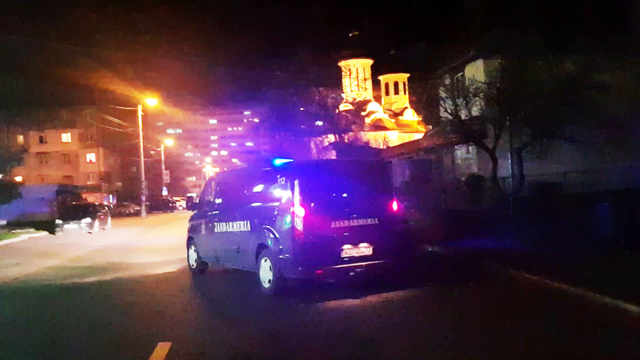 VIDEO Tânără fugită din carantină, depistată de jandarmi în brațele iubitului