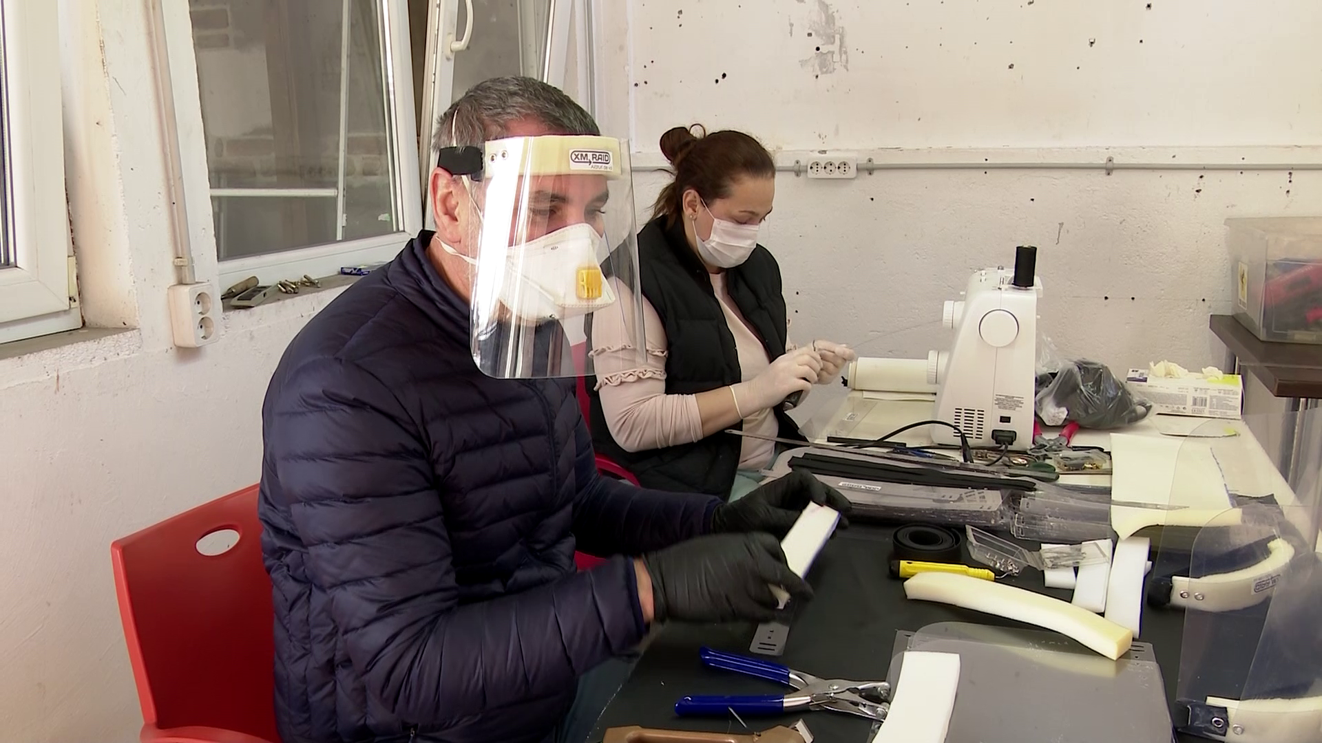 VIDEO Un buzoian pasionat de moto enduro produce viziere pentru spitale în propriul atelier