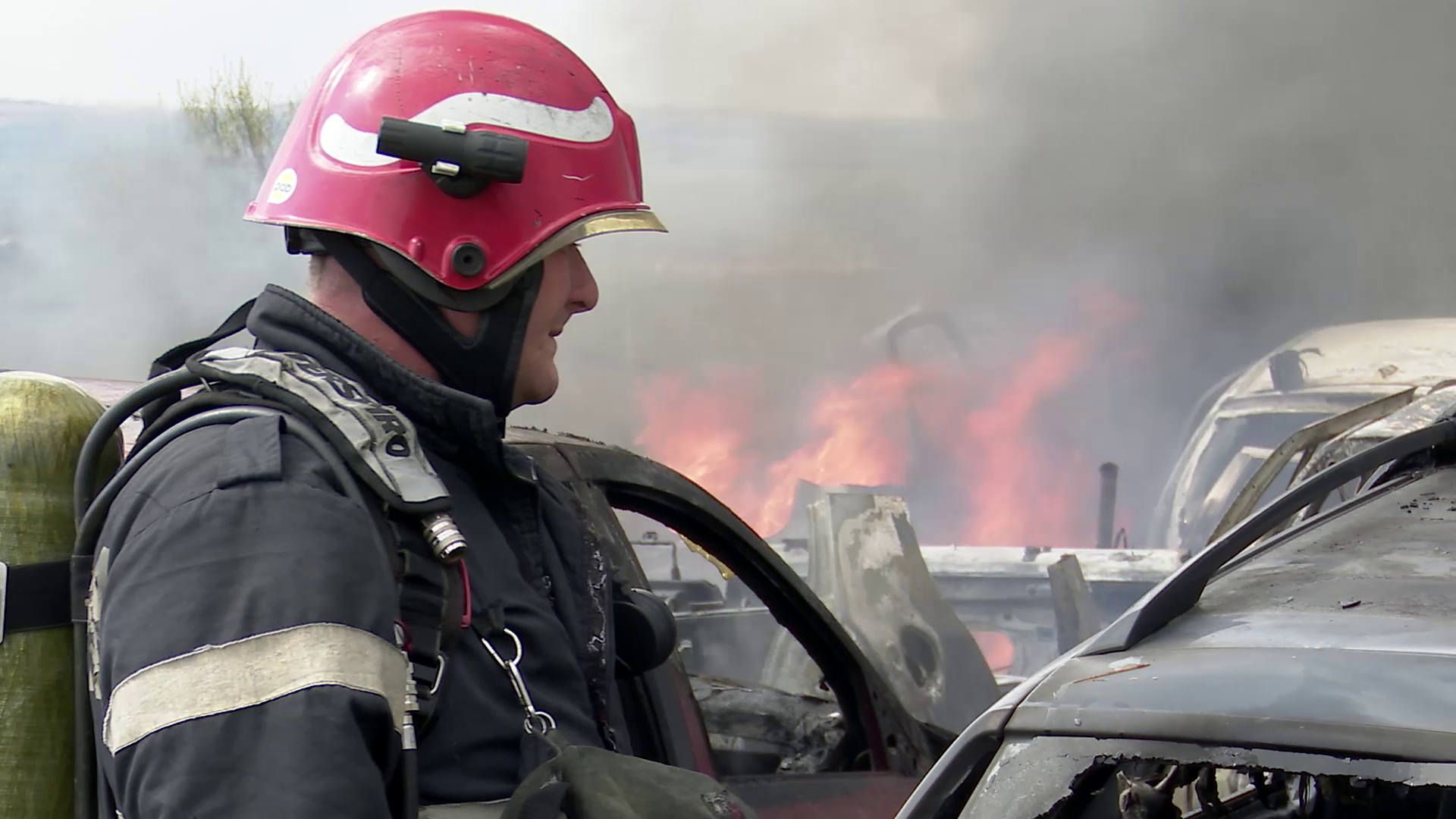 VIDEO Incendiu la un parc pentru dezmembrări auto din comuna Vernești