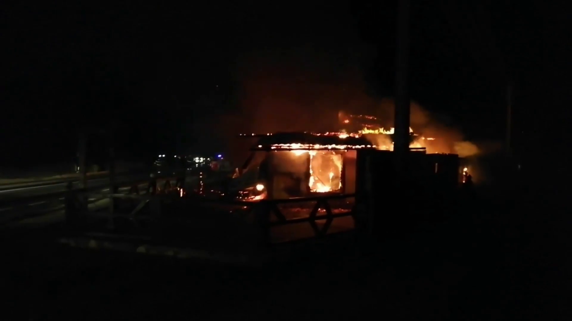 VIDEO Magazin din Unguriu și locuința din vecinătate, distruse de un incendiu