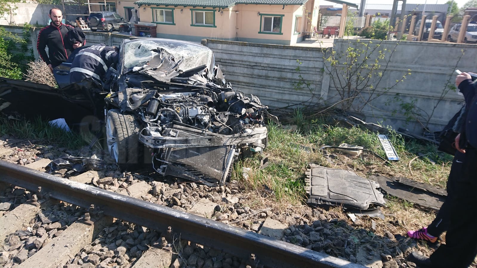 Șoferul unui autoturism zdrobit de tren a scăpat fără nicio zgârietură