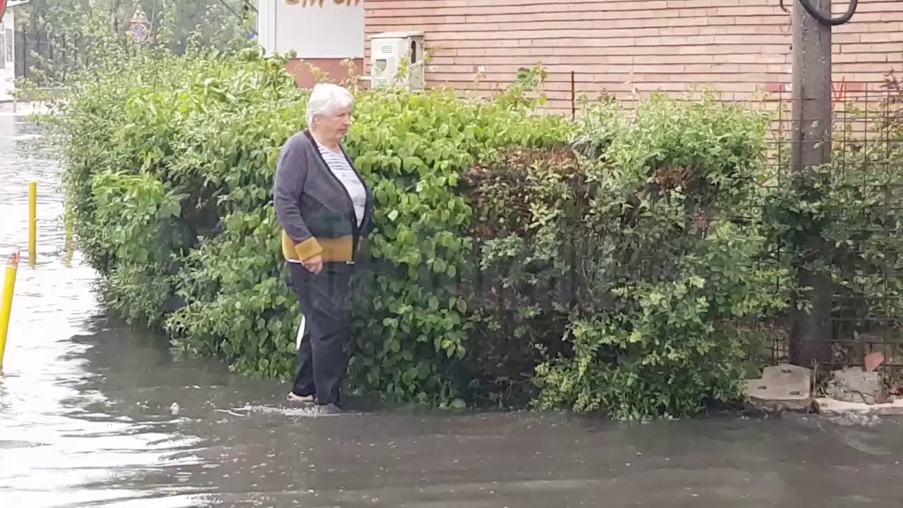 VIDEO Mai multe străzi și curți din Buzău au fost inundate după ploaia torențială de duminică
