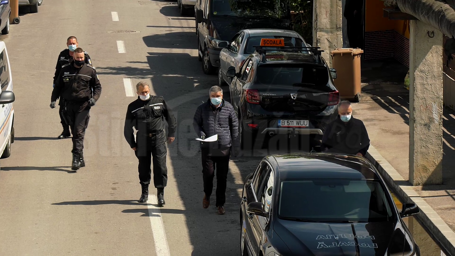 VIDEO Cartierul Poștă, în a doua zi de carantină. Poliția locală ajută bătrânii cu aprovizionarea