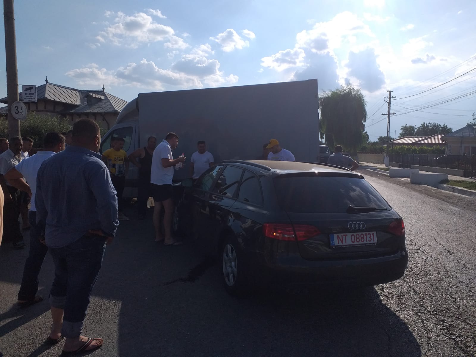 Un bebeluș și mama lui au fost răniți într-un accident provocat de un tânăr de 25 de ani