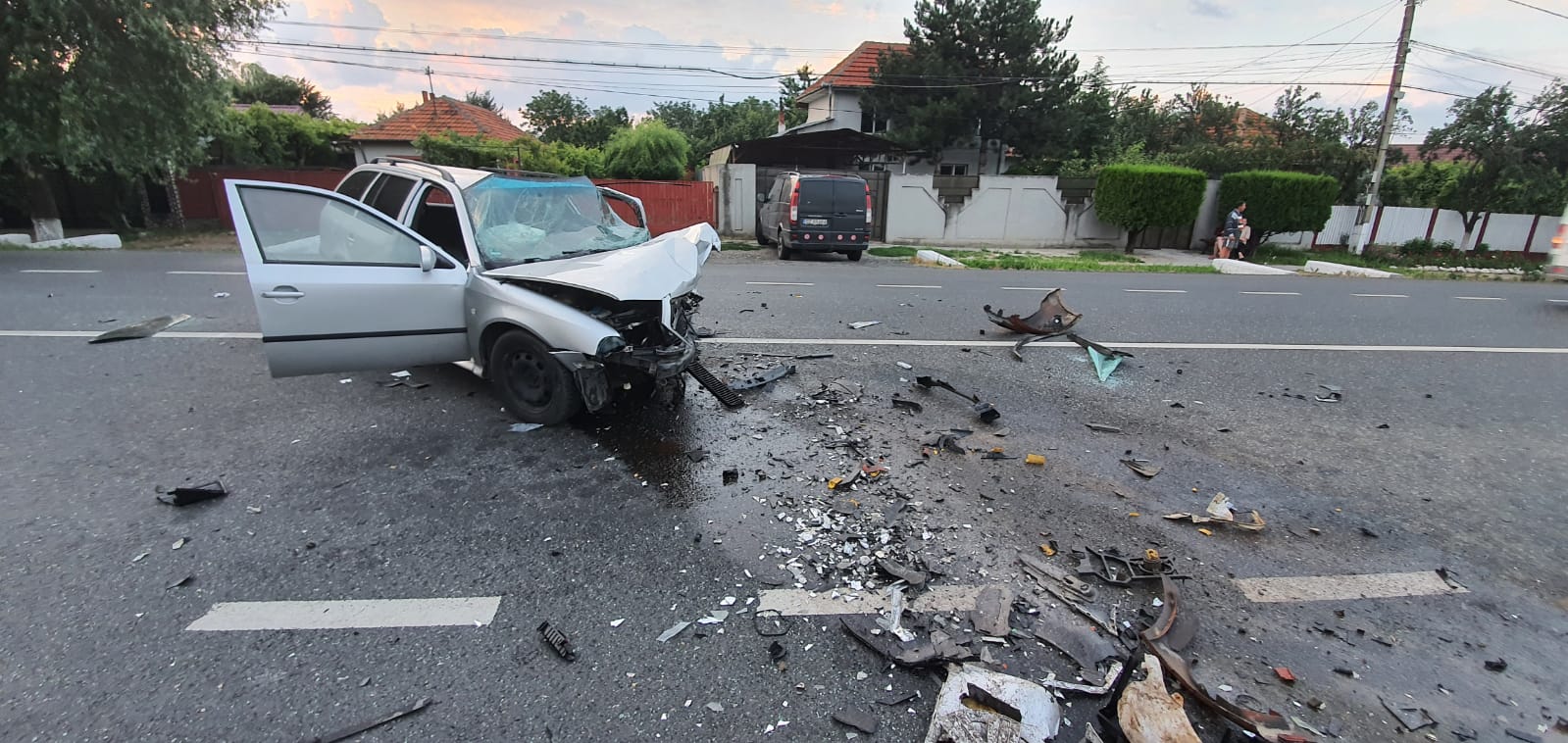 Coliziune frontală între două autoturisme, pe E85, soldată cu rănirea șoferilor