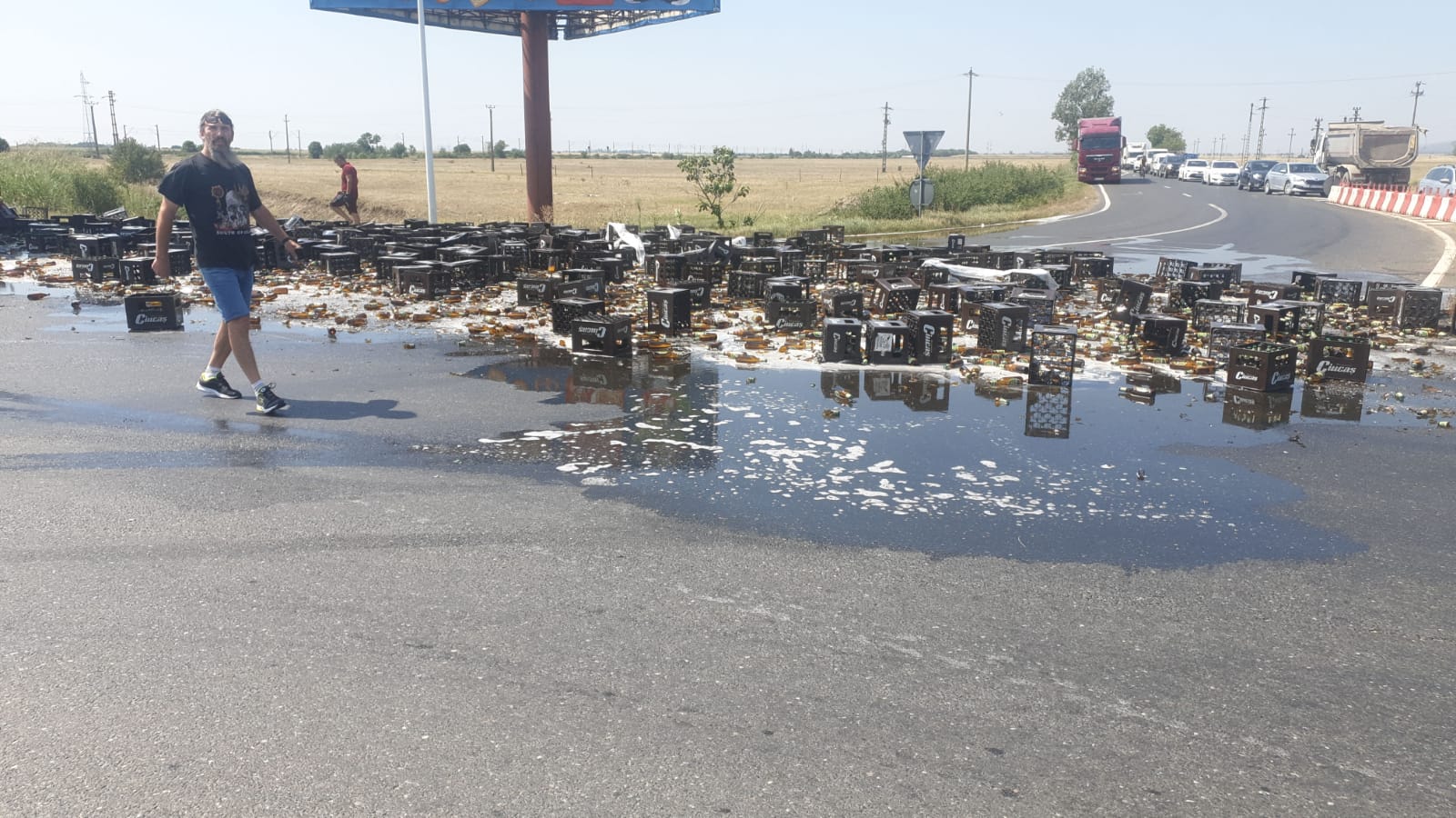 VIDEO Trafic restricționat la iesire din Buzău, din cauza unor navete de bere căzute dintr-un camion