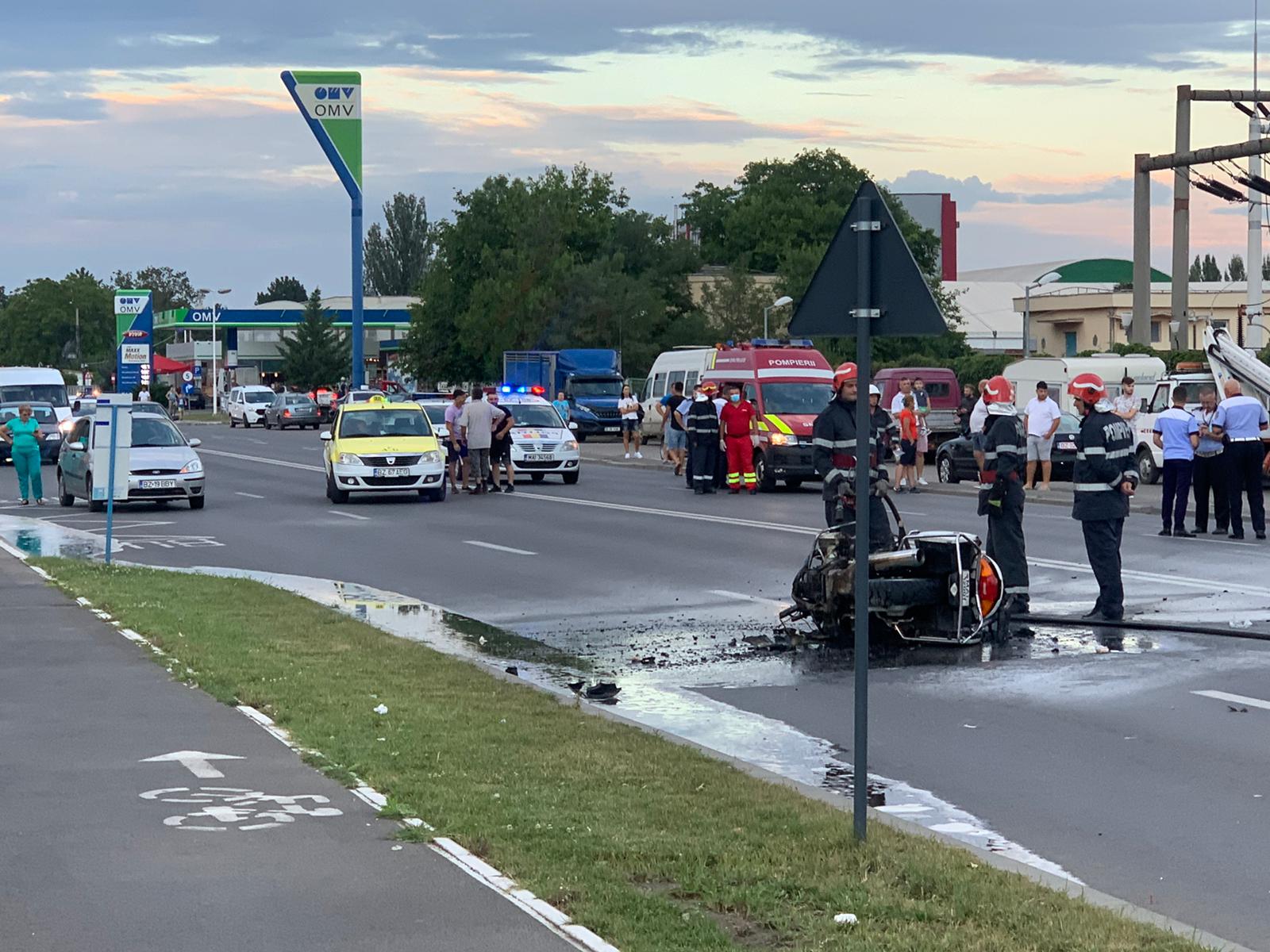 VIDEO Polițist pe motocicletă, rănit într-un accident provocat de șoferița pe care o urmărea