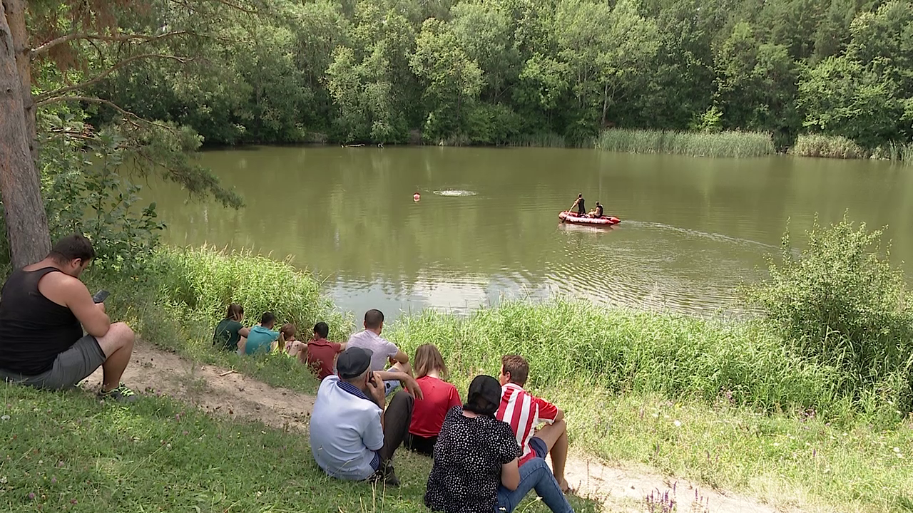 VIDEO (UPDATE) Vrânceanul căzut în ”Lacul fără fund” a fost găsit. ”A mai ieșit o dată, a strigat că se îneacă, apoi s-a dus la fund”