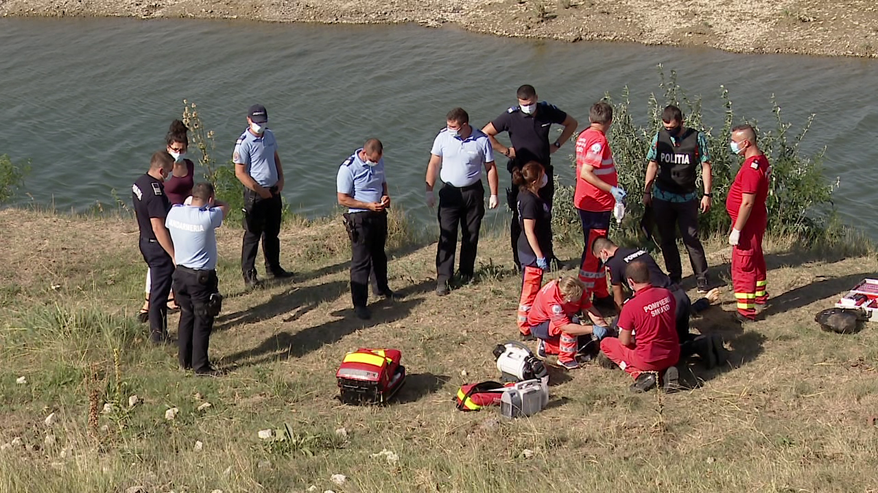 VIDEO Bărbat de aproximativ 40 de ani, găsit în albia râului Buzău