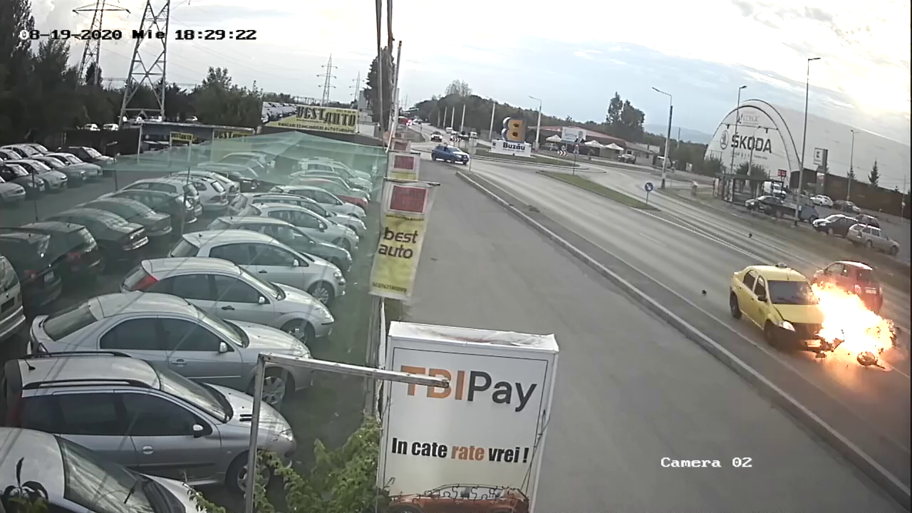 VIDEO Accidentul soldat cu rănirea polițistului pe motocicletă, surprins de o cameră de supraveghere. Șoferița vinovată a fost reținută