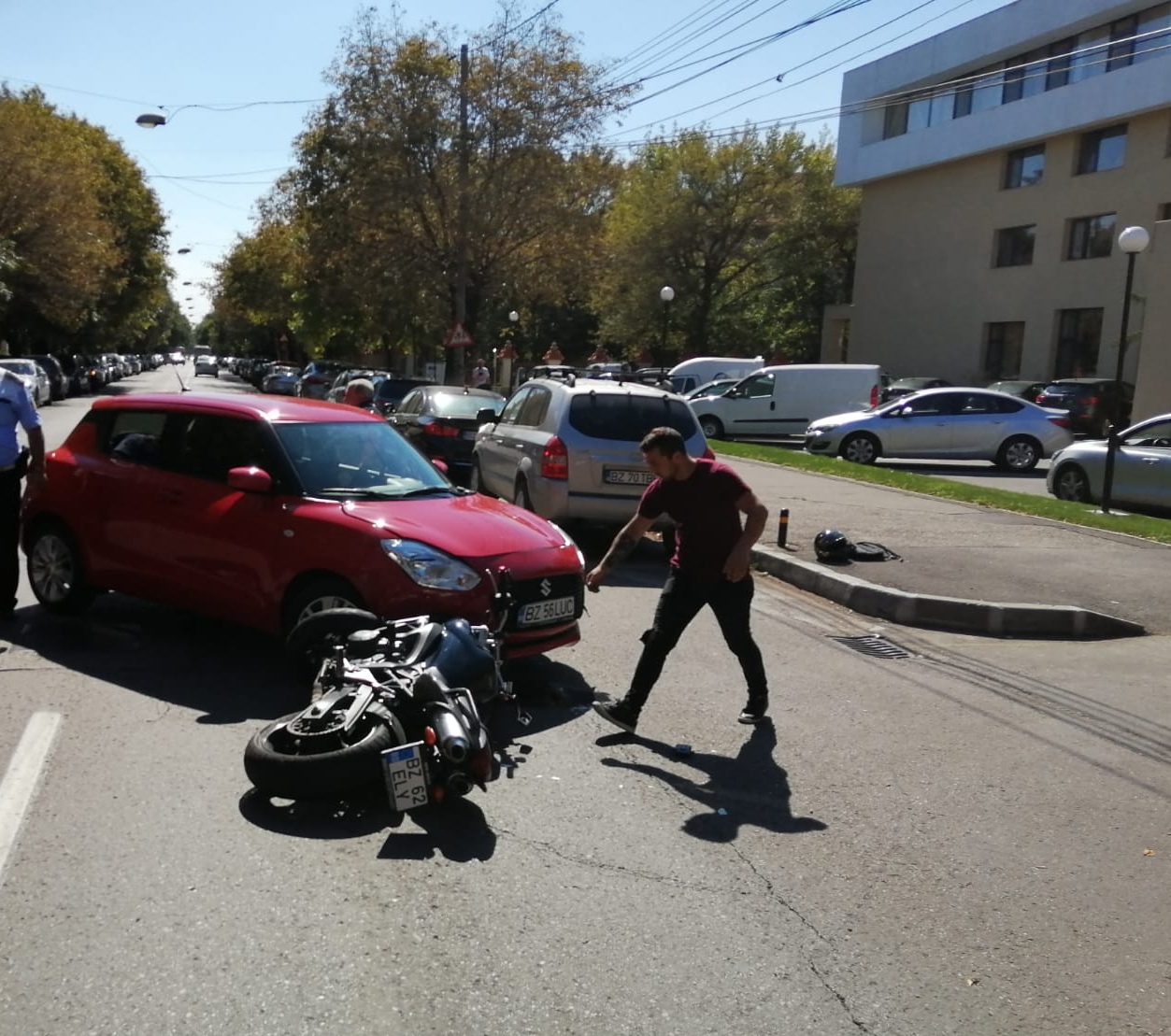 Motociclist accidentat, pe Spiru Haret, de un șofer neatent care încerca să vireze spre o parcare