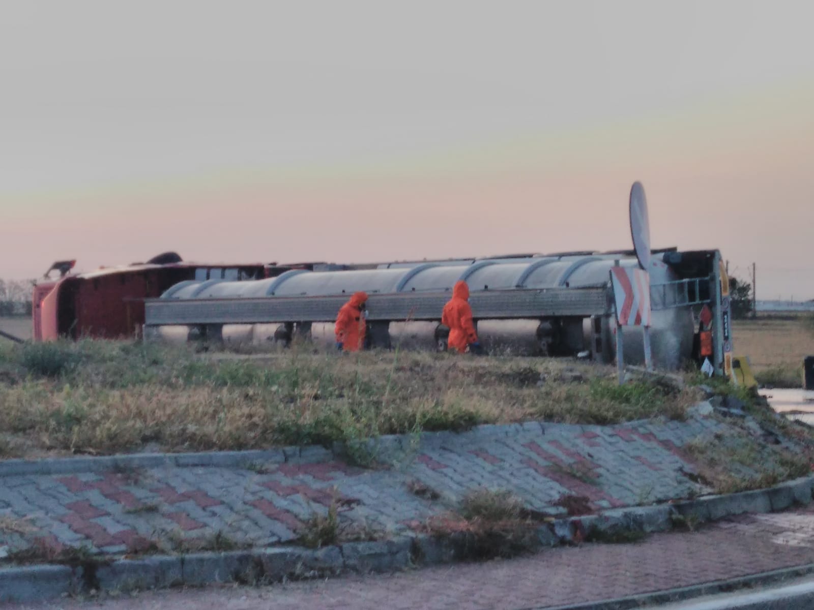 VIDEO Trafic blocat, pe E85, după ce o cisternă încărcată cu diluant s-a răsturnat la ieşirea din Buzău