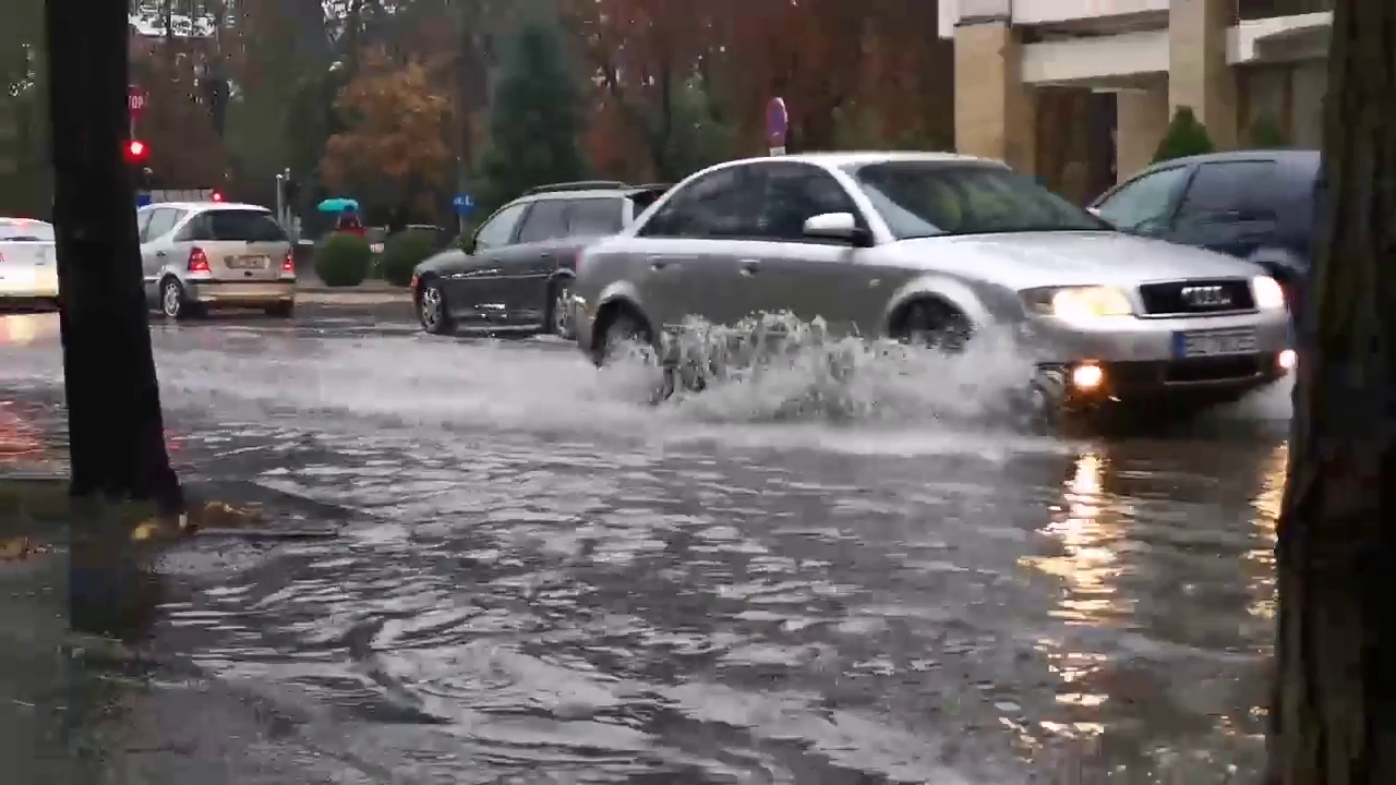 VIDEO Străzi inundate, în Buzău, după ploaia torențială de joi. Codul portocaliu expiră pe 9 octombrie